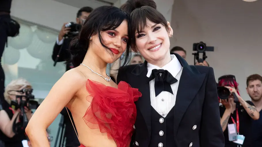 Jenna Ortega und Winona Ryder Jenna Ortega und Winona Ryder besuchen 2024 die Premiere von „Beetlejuice Beetlejuice“ während der Eröffnungsnacht der 81. Internationalen Filmfestspiele von Venedig.