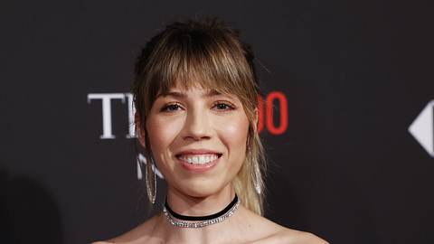 Jennette McCurdy lächelt vor einer Fotowand. Sie trägt Ohrringe und eine Halskette, sowie ein schulterfreies Outfit.  - Foto:  IMAGO / UPI Photo