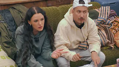 Jennifer Degenhart und Marvin Kleinen schauen ernst zur Seite. - Foto: RTL