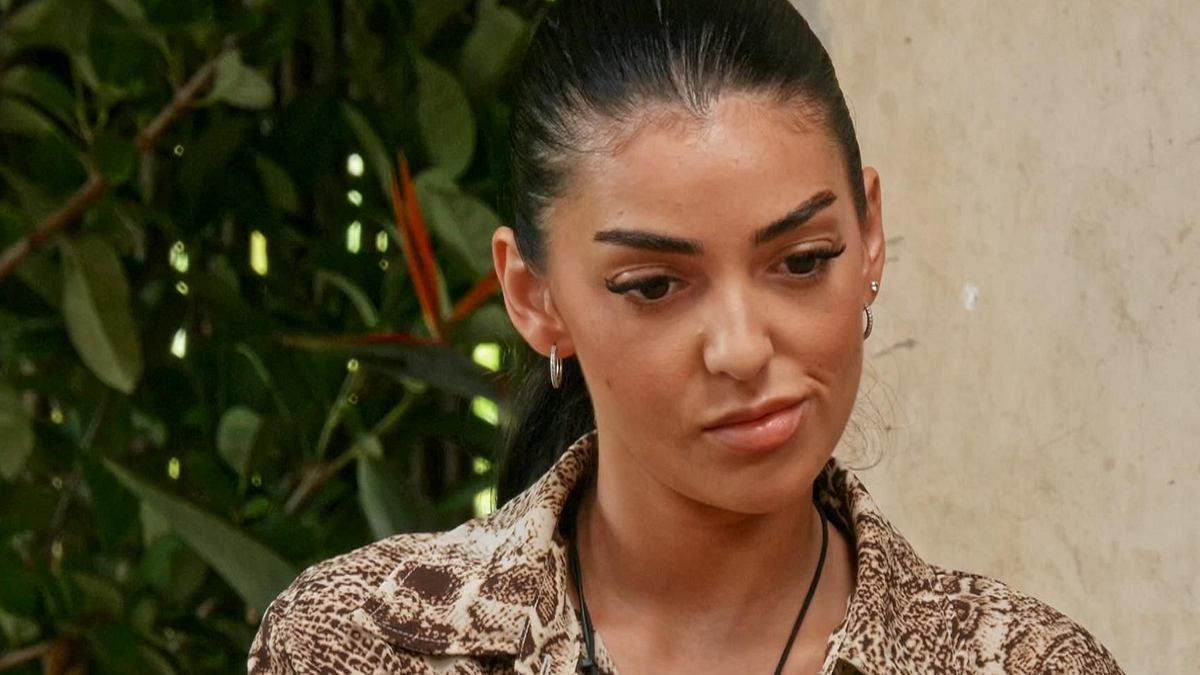 Jennifer Iglesias bringt ihren Unmut zum Ausdruck. Jennifer Iglesias mit versteinerter Miene.