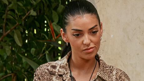 Jennifer Iglesias mit versteinerter Miene. - Foto: RTL