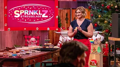 Jennifer Kraus präsentiert die Streuselade. - Foto: RTL / Bernd-Michael Maurer