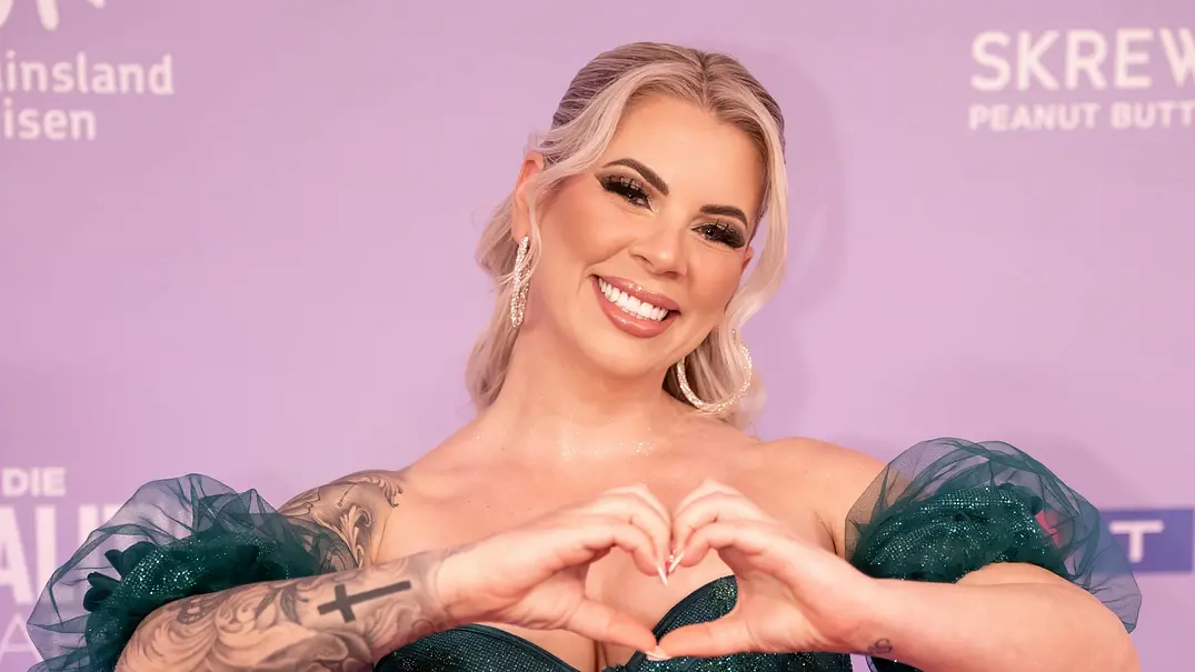 Jenny Frankhauser zeigt ein herz mit den Fingern in die Kamera - Foto:  IMAGO / BOBO
