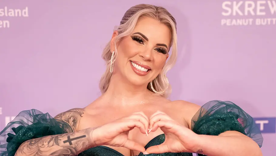 Jenny Frankhauser hofft auf eine Hochzeit Jenny Frankhauser zeigt ein Herz mit den Fingern in die Kamera