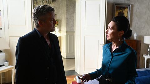 Ingo will Simone überzeugen, Jenny zu helfen. - Foto: RTL / Julia Feldhagen