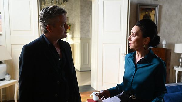 Ingo will Simone überzeugen, Jenny zu helfen. - Foto: RTL / Julia Feldhagen