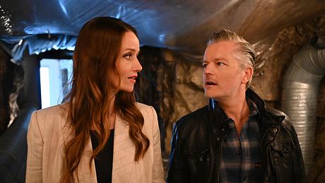 Jenny und Ingo schauen sich überrascht an. - Foto: RTL / Julia Feldhagen