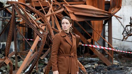 Jenny wird von ihrer Trauer überwältigt. - Foto: RTL/ Julia Feldhagen