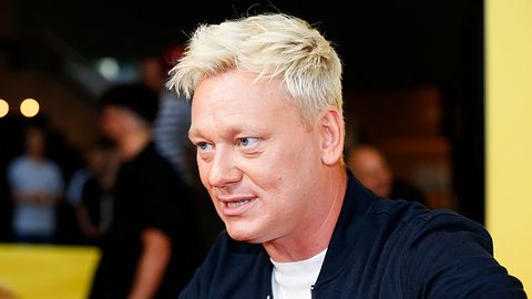Knossi spricht ins Mikrofon. - Foto: IMAGO / Future Image