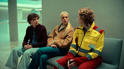 Stella Heffler (Luna Jordan), Carlotta Heffler (Lea Zoë Voss) und Emmi Heffler (Bella Bading) sitzen auf einer Bank im Krankenhaus. - Foto: ZDF/Tom Keller Stella Heffler (Luna Jordan), Carlotta Heffler (Lea Zoë Voss) und Emmi Heffler (Bella Bading) sitzen auf einer Bank im Krankenhaus. - Foto: ZDF/Tom Keller