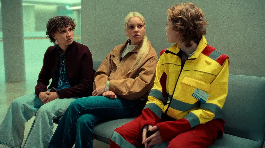 Luna Jordan (ganz links) ist ein letztes Mal in „Jenseits der Spree“ zu sehen. Stella Heffler (Luna Jordan), Carlotta Heffler (Lea Zoë Voss) und Emmi Heffler (Bella Bading) sitzen auf einer Bank im Krankenhaus.