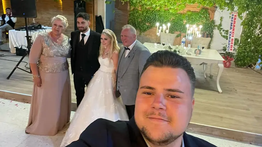 Ein Selfie von Jeremy-Pascal Wollny auf Loredana Wollnys Hochzeit. Im Hintergrund sieht man sie mit Servet, Silvia Wollny und Harald. 