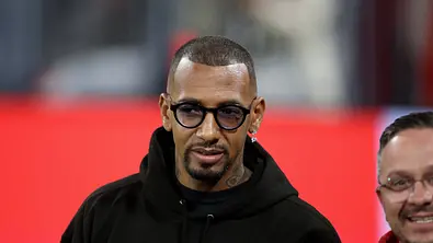 Jérôme Boateng mit schwarzer Brille und Hoodie. - Foto:  IMAGO / Ulrich Wagner