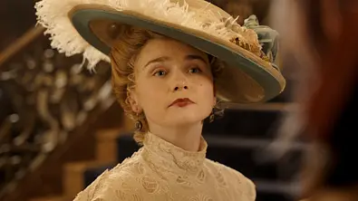 Jessica Barden als Nance ONeil. - Foto: © 2026 Netflix, Inc. Jessica Barden als Nance ONeil. - Foto: © 2026 Netflix, Inc.