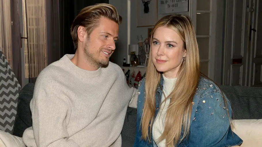 Droht Philip und Jessica das Aus? Philip lächelt Jessica an, die nach vorne blickt.