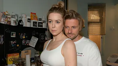 Jessica schaut gedankeverloren, während Philip sie von hinten umarmt. - Foto: RTL/ Rolf Baumgartner