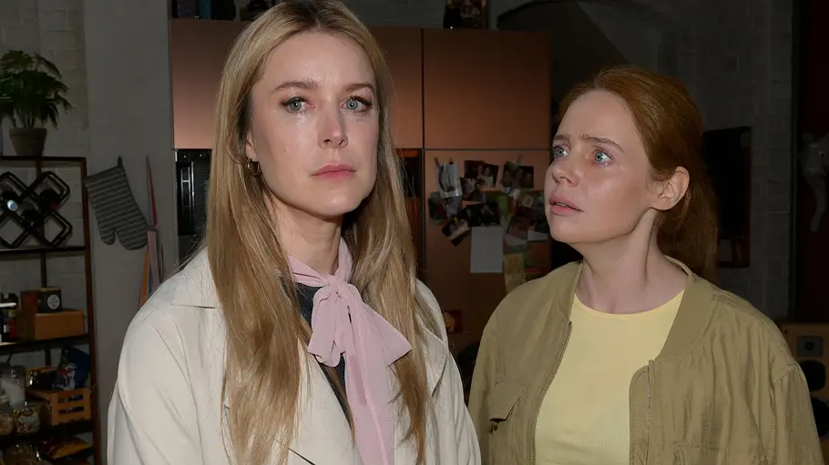 Jessica liefert Toni den entscheidenden Hinweis. Toni schaut Jessica entsetzt an.