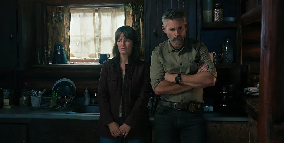 Rosemarie DeWitt als Jill Bodwin und Eric Bana als Kyle Turner. Sie stehen nebeneinander in der Küche.
