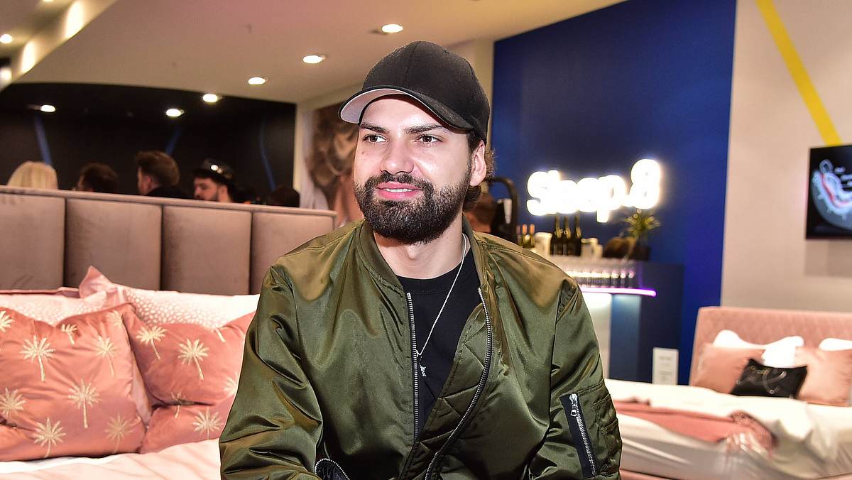 Jimi Blue wird ausgeliefert Vorbei mit Luxus und ab in den österreichischen Knast: Hier macht es sich Jimi Blue Ochsenknecht noch auf einem flauschigen Bett gemütlich. Das wird es im Gefängnis so nicht geben