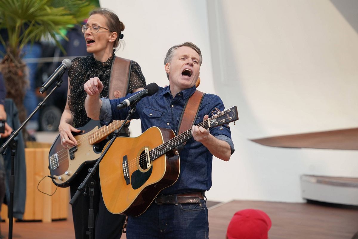 Jimmy Kelly bei seinem Auftritt im Fernsehgarten. Jimmy Kelly mit Gitarre und Jeanslook bei seinem Auftritt im Fernsehgarten.