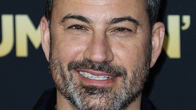 Jimmy Kimmel schaut strahlend in die Kamera und lächelt breit. - Foto: IMAGO / NurPhoto