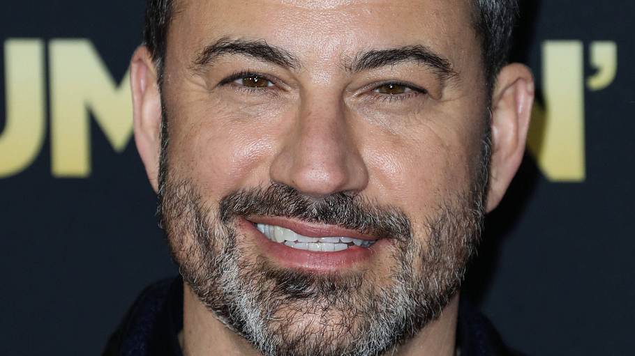 Jimmy Kimmel schaut strahlend in die Kamera und lächelt breit.