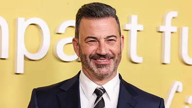Jimmy Kimmel lächelt auf dem roten Teppich der Rare-Impact-Spendengala. - Foto: IMAGO / Avalon.red