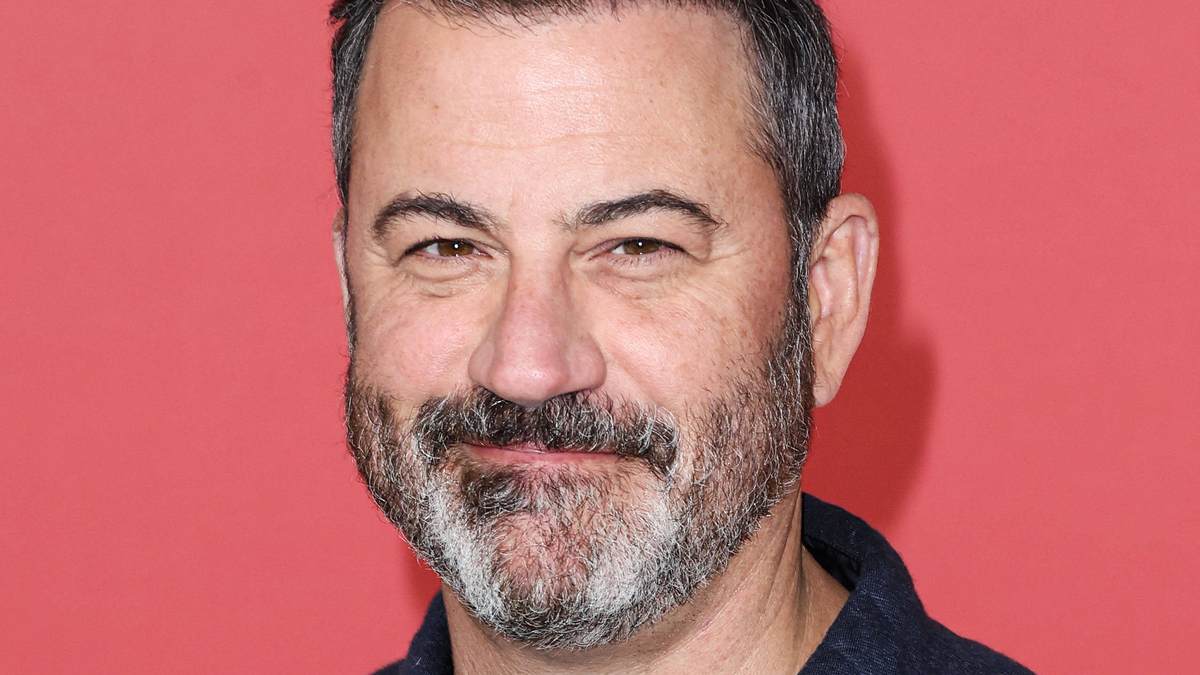 Jimmy Kimmel posiert lächelnd für die Kamera.