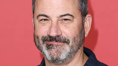 Jimmy Kimmel posiert lächelnd für die Kamera. - Foto: IMAGO / NurPhoto