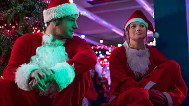 Connor Swindells als Nick und Olivia Holt als Sophia tragen Weihnachtsmannkostüme im neuen Netflix-Film „Jingle Bell Heist“. - Foto: Rob Baker Ashton/Netflix ©2025