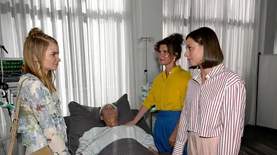 Johanna, Vanessa und Matilda stehen an Jos Bett. - Foto: RTL Rolf Baumgartner