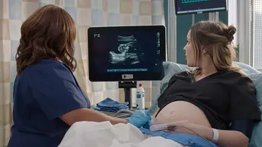 Jo und Bailey schauen sich einen Ultraschall an. - Foto: ABC