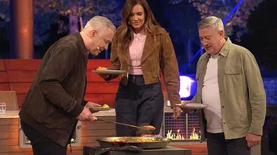 Joachim Llambi, Jana Ina Zarrella und Alexander Herrmann um eine Paella rum. - Foto: RTL Joachim Llambi, Jana Ina Zarrella und Alexander Herrmann um eine Paella rum. - Foto: RTL