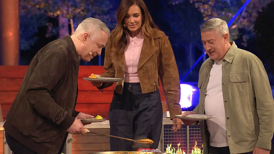 Joachim Llambi legt sich mit seinen Jury-Kolleg:innen an. Joachim Llambi, Jana Ina Zarrella und Alexander Herrmann um eine Paella rum.