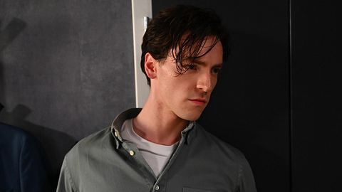 Johannes schaut mit ernstem Blick in die Ferne. - Foto: RTL / Julia Feldhagen