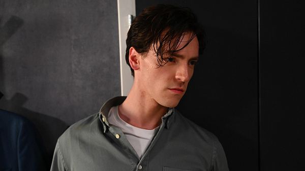 Johannes schaut mit ernstem Blick in die Ferne. - Foto: RTL / Julia Feldhagen