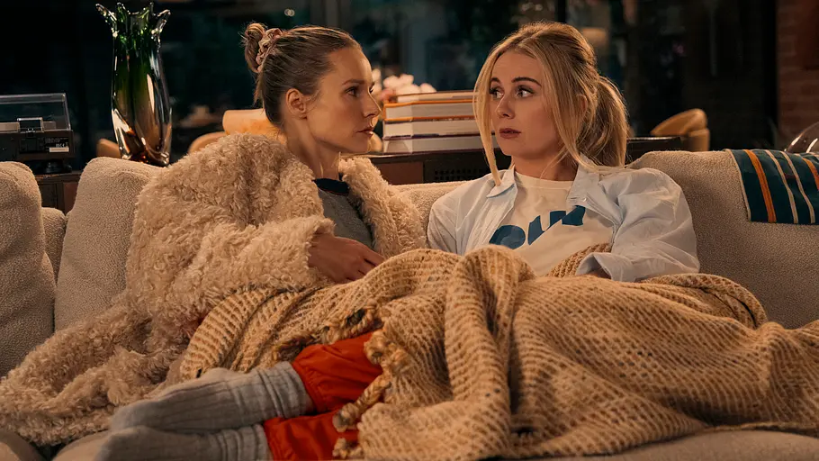 Joanne und Morgan sitzen auf einem Sofa.