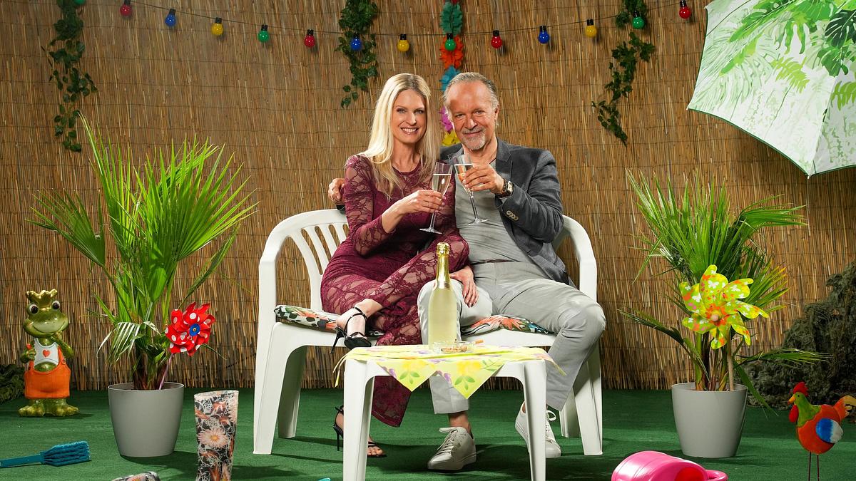 Tina und Jochen Horst posieren für das Sommerhaus und stoßen mit Sekt an
