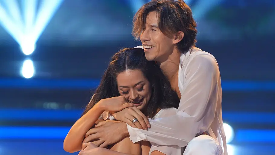 Joel Mattli hält und Malika Dzumaev im Let's Dance-Finale fest im Arm.