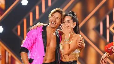 Joel Mattli und Malika Dzumaev legen einander die Arme um die Schultern bei Lets Dance - Foto: RTL / Stefan Gregorowius