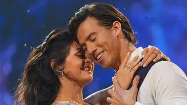 Joel Mattli und Malika Dzumaev kuscheln sich in einer Lets Dance-Liveshow aneinander. Die Szene wirkt verliebt. - Foto: RTL / Stefan Gregorowius Joel Mattli und Malika Dzumaev kuscheln sich in einer Lets Dance-Liveshow aneinander. Die Szene wirkt verliebt. - Foto: RTL / Stefan Gregorowius