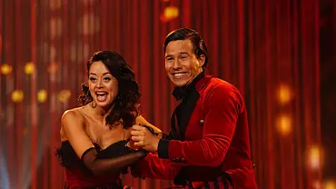 Joel Mattli und Malika Dzumaev bei Lets Dance auf dem Parkett beim Tanzen - Foto: RTL / Stefan Gregorowius