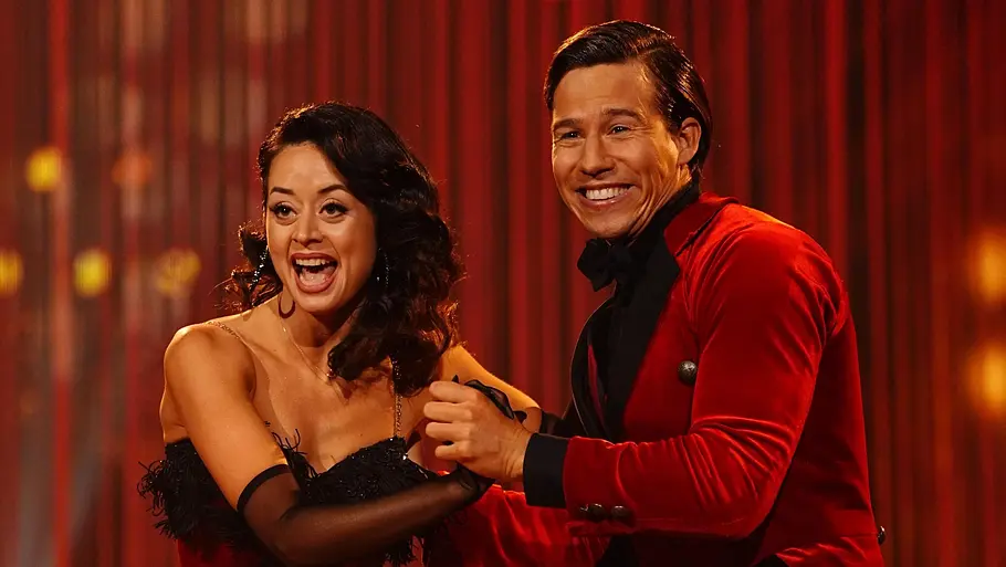 Malika Dzumaev und Joel Mattli halten sich aneinander fest und tanzen ausgelassen auf der Let's Dance-Bühne. 