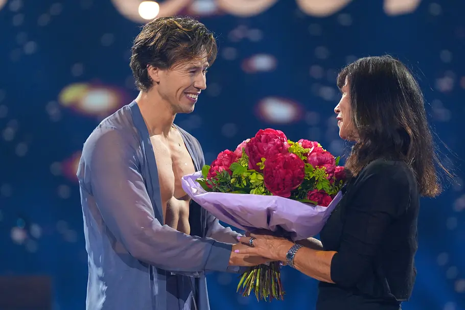 Joel Mattli tanzt für seine Mama Joel Mattli überreicht seiner Mama Blumen bei Let's Dance