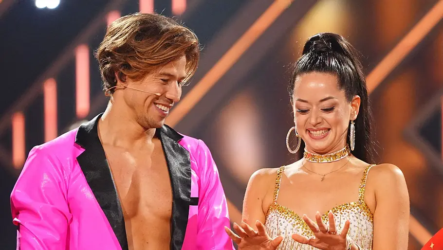 Joel Mattli und Malika Dzumaev zusammen? Sorgt Joel Mattli bei Malika Dzumaev doch für zittrige Hände. Let's Dance-Fans rätseln, ob die beiden zusammen sind.