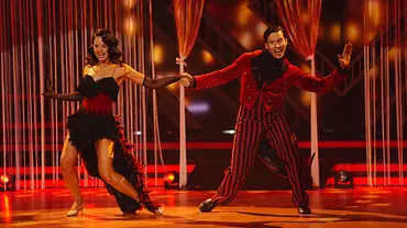 Joel Mattli und Malika Dzumaev mit erhobenen Armen Händchenhaltend während ihres Tanzes. - Foto: RTL / Stefan Gregorowius