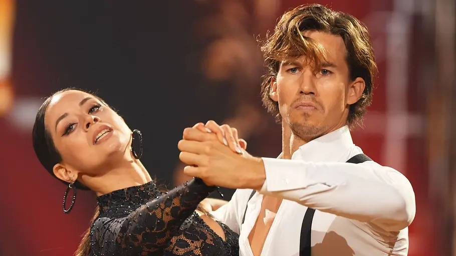 Joel Mattli und Malika Dzumaev im Halbfinale Joel Mattli und Malika Dzumaev inszenieren im Let's Dance-Halbfinale vor ihrem heißen Tango einen heftigen Streit.