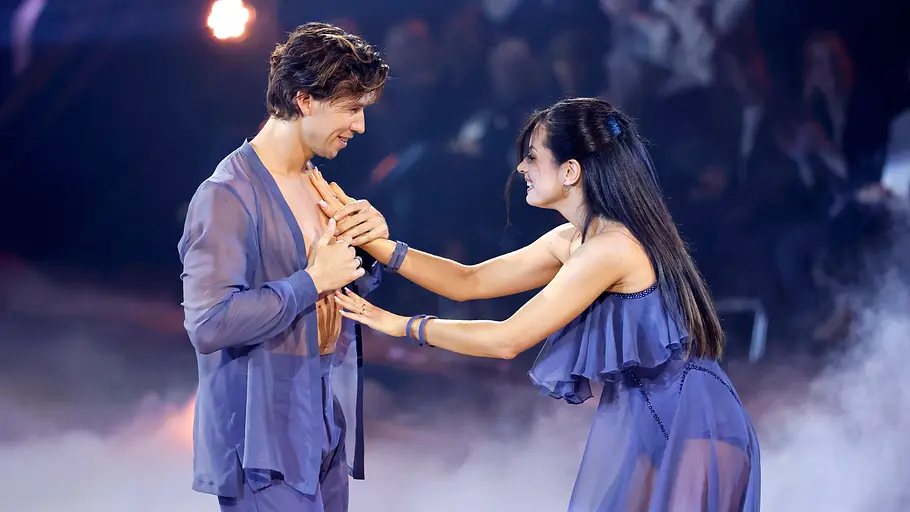 Malika und Joel Malika und Joel bei einem Auftritt bei „Let's Dance“. Malika fasst Joel an die Brust.