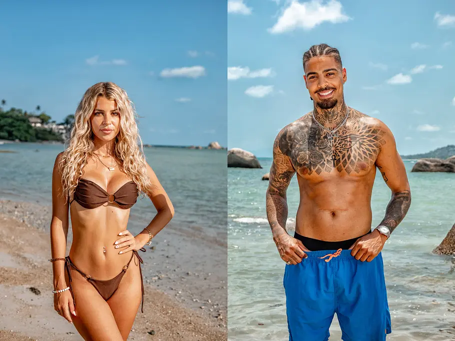 AYTO Eine junge Frau mit langen, lockigen blonden Haaren im braunen Bikini und ein junger Mann mit geflochtenen Haaren, vielen Tattoos und blauer Badehose stehen jeweils am Strand vor türkisblauem Meer. Beide schauen lächelnd bzw. selbstbewusst in die Kamera, sommerliche Atmosphäre.