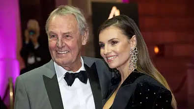 Sportmoderator Jörg Wontorra und seine Tochter Laura Wontorra posieren gemeinsam auf dem roten Teppich beim Deutschen Sportpresseball - Foto: IMAGO / Sven Simon